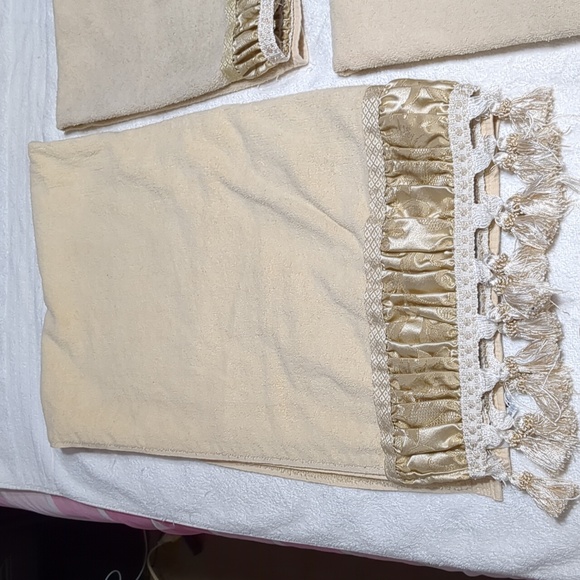 Beautiful Avanti Luxury Towels with Nice Decor / 3 Total - Picture 7 of 17